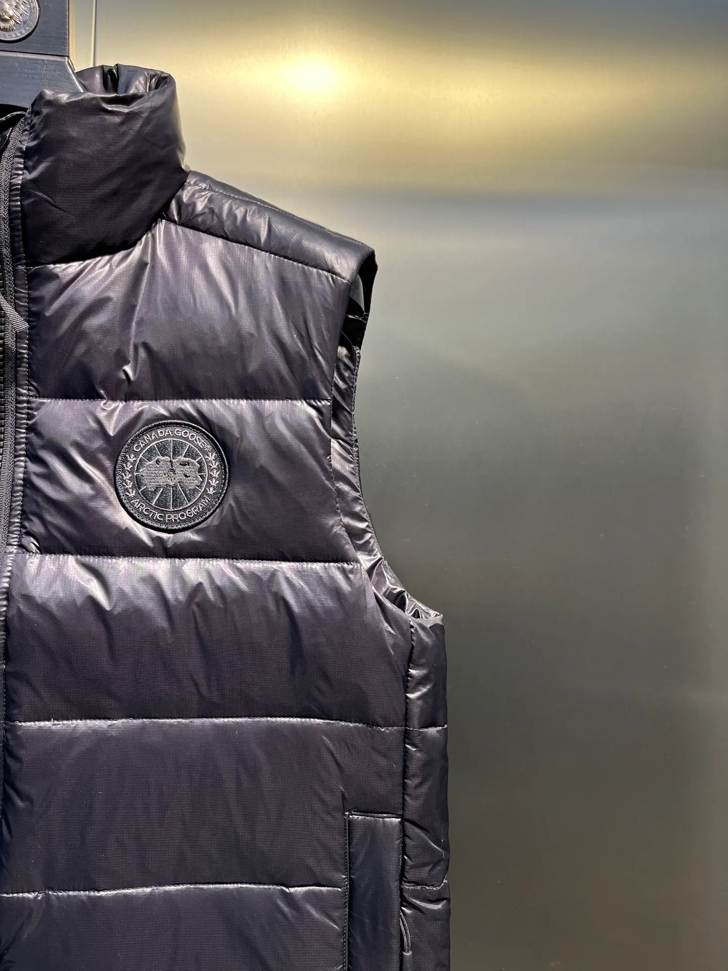 P560 Canadian brand CanadaGoose men's and women's CROFTON lightweight down vest 2229M DWR water-repellent treatment WindWall windproof fabric 700 fleece filling original mold opening details one to one production The upper body effect is stunning Exclusively available on the Xiaohongshu purchasing platform The highest version on the market Size: XS S M L XL XXL